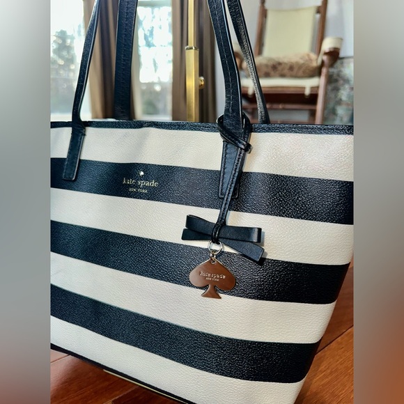 LOW START Kate Spade leather Tote with Bi-Fold Wallet Included! - Picture 5 of 14
